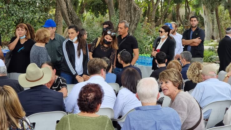 ללא הספדים ועם יצירה של באך. הלווית מצא בקיבוץ עינת (צילום: שמוליק דודפור) אסתר חיות בהלווייתו של אליהו מצא שופט העליון לשעבר