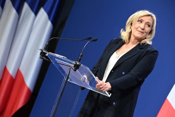 מרין לה פן מנהיגת מפלגת האיחוד הלאומי ב צרפת 