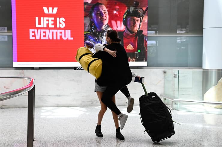 אוסטרליה סידני נמל תעופה נוסעים לאחר הקלות בהגבלות קורונה על כניסת אזרחים ויציאתם מהמדינה