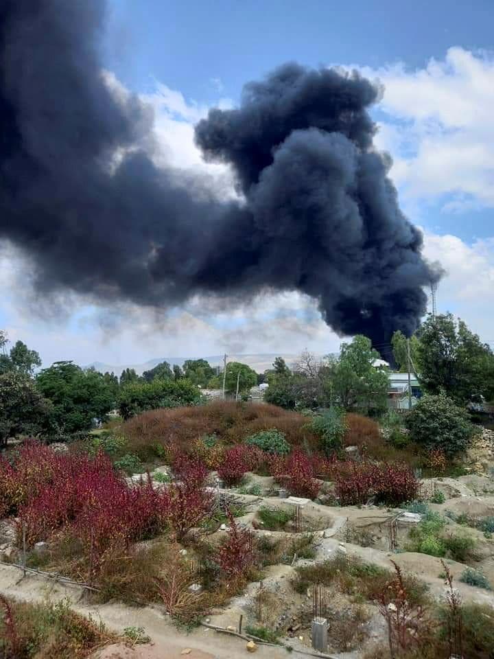 עשן מ הפצצה אווירית סמוך לעיר מקלה בירת מחוז תיגראי אתיופיה שם מתחוללת מלחמת אזרחים