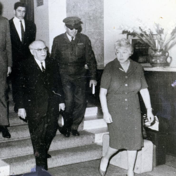 הנשיא השלישי, זלמן שזר יורד במדרגות המלון