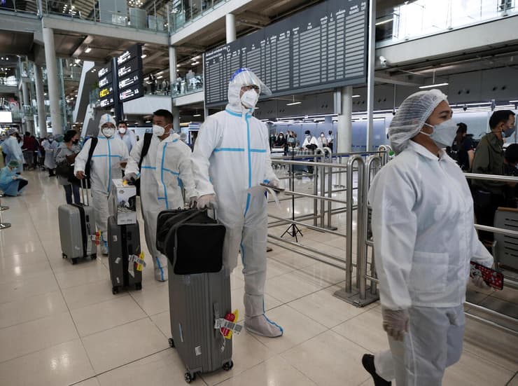 תיירים מ סין עם חליפות מגן קורונה נוחתים בנמל תעופה במחוז סמוט פראקן ב תאילנד ליד פוקט במסגרת הקלות על כניסת זרים למדינה  