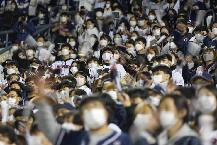 המונים צופים ב סיאול דרום קוריאה במשחק בייסבול אחרי הקלות בהגבלות קורונה על התקהלויות 