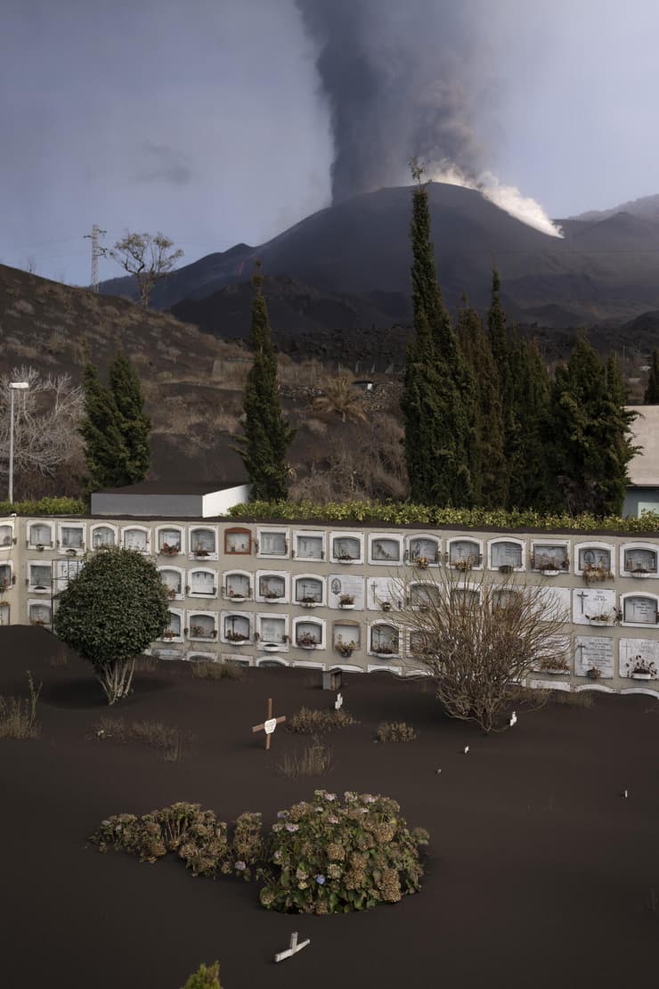 קברים בעיירה לוס יאנוס דה ארידאן שכוסו ב אפר געשי מ הר געש קומברה וייחה  התפרצות באי לה פאלמה האיים הקנריים ספרד