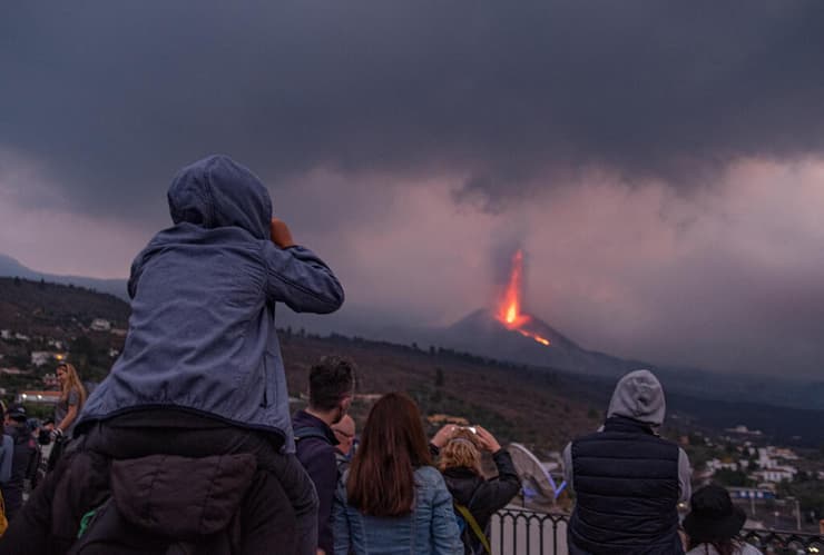 תיירים צופים ב הר געש  קומברה וייחה התפרצות באי לה פאלמה האיים הקנריים ספרד 29 באוקטובר