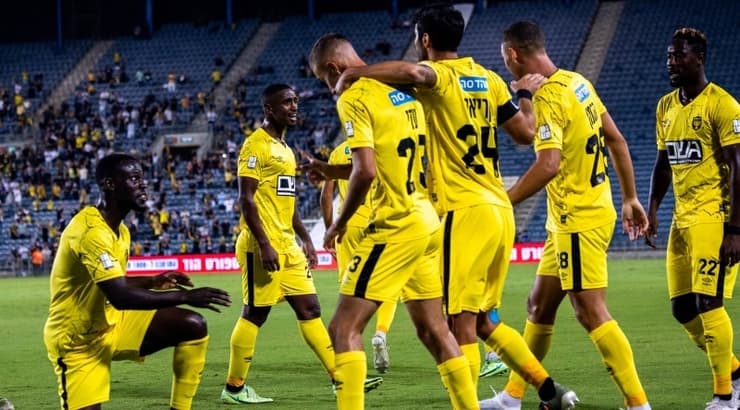 שחקני בית"ר ירושלים חוגגים