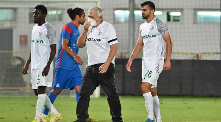 מחמוד ג'אבר יורד מהמגרש. מכת פציעות (ראובן שוורץ) מחמוד ג'אבר יורד מהמגרש. מכת פציעות