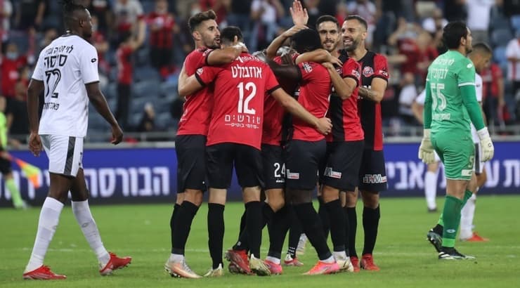 שחקני הפועל חיפה חוגגים עם אוז'בולט