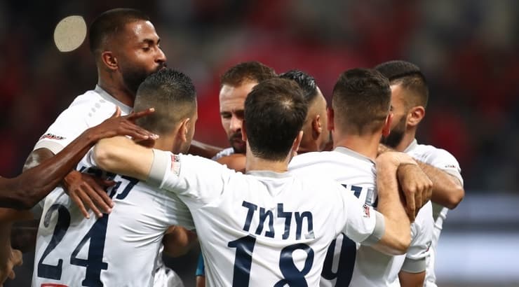 שחקני סכנין חוגגים עם בירם כיאל