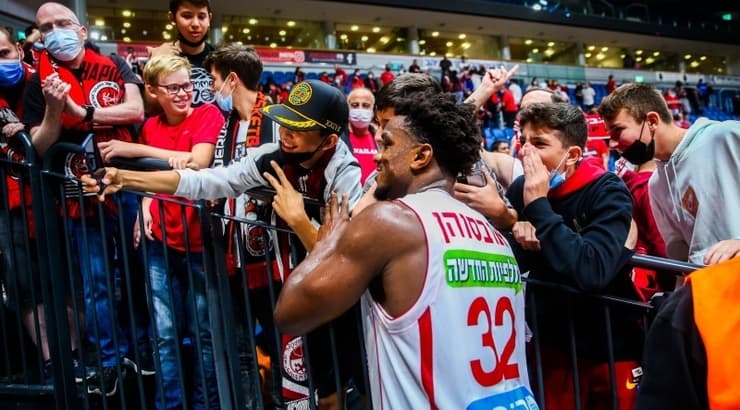 רטין אובאסוהן עם הקהל