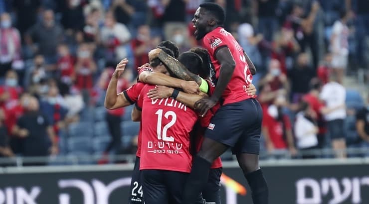 שחקני הפועל חיפה חוגגים עם אוז'בולט