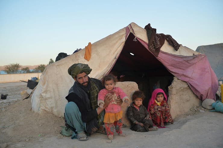 ילדה אחיות פרישטה ושוקריה שנמכרו על ידי אביהן שבתמונה ככלות ב מחנה פליטים ב מחוז בגדיס ב אפגניסטן ליד עיר הבירה המחוזית קלעה נאו אוקטובר
