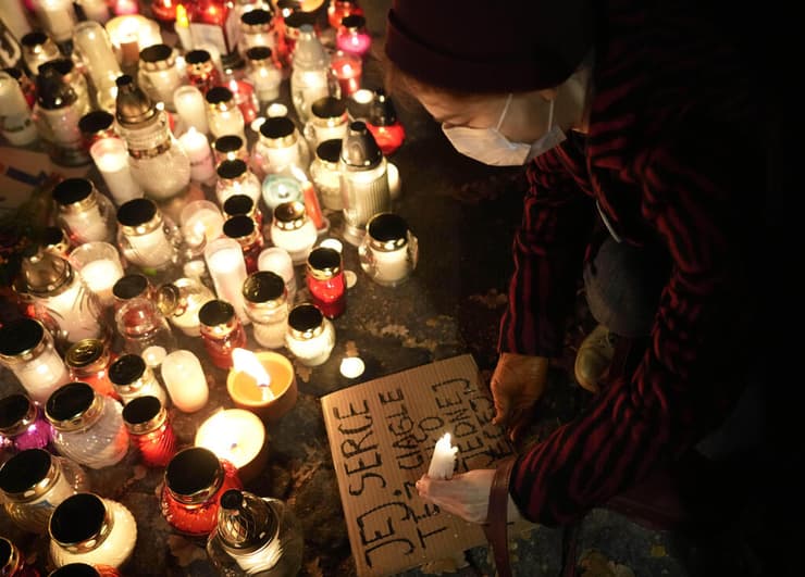 אירוע זיכרון ומחאה ב ורשה בעקבות מות אישה הרה לטענת המוחים בגלל חוק נגד הפלה הפלות ב פולין 1 בנובמבר