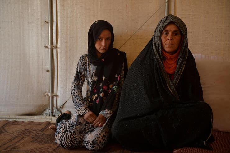 נערה מ אפגניסטן שנמכרה ככלה עם אמה באוהל ב מחנה פליטים ב מחוז בגדיס ב אפגניסטן בעיר הבירה המחוזית קלעה נאו אוקטובר
