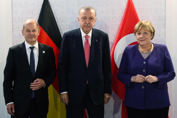 קנצלרית גרמניה אנגלה מרקל ועידת G20 עם ה קנצלר הבא אולף שולץ ו נשיא טורקיה רג'פ טאיפ ארדואן