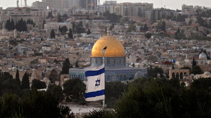 דגל ישראל על רקע הר הבית בירושלים