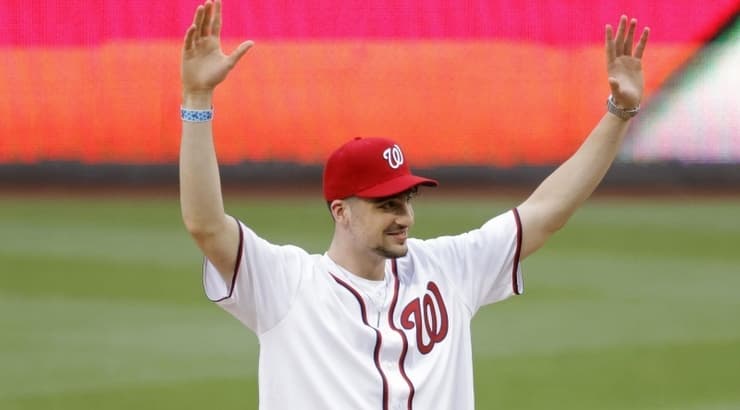 דני אבדיה מודה לקהל באצטדיון נשיונלס פארק