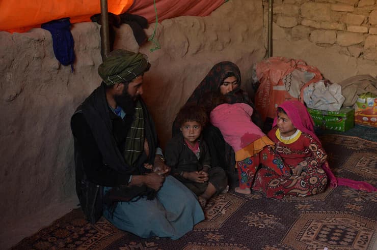 ילדה אחיות פרישטה ושוקריה שנמכרו על ידי אביהן שבתמונה ככלות ב מחנה פליטים ב מחוז בגדיס ב אפגניסטן ליד עיר הבירה המחוזית קלעה נאו אוקטובר