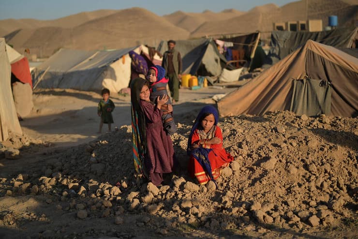 ילדה קטנה שנמכרה כלה לגבר בן 23 יושבת ב מחנה פליטים ב מחוז בגדיס ב אפגניסטן ליד עיר הבירה המחוזית קלעה נאו אוקטובר