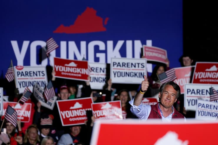 המועמד הרפובליקני ל מושל וירג'יניה גלן יאנגקין ב עצרות ערב הבחירות