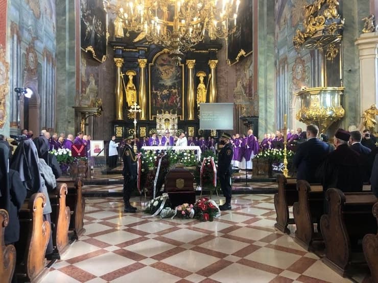 ההלוויה הראשונה - טקס פרידה בקתדרלה: הכומר היהודי גרגור פבלובסקי