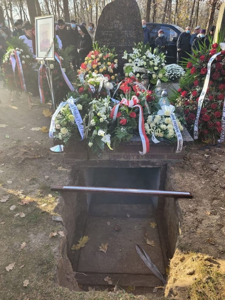 כבר לא ריק: פרחים על המצבה על קברו של הרב יעקב צבי (הרש) גרינר