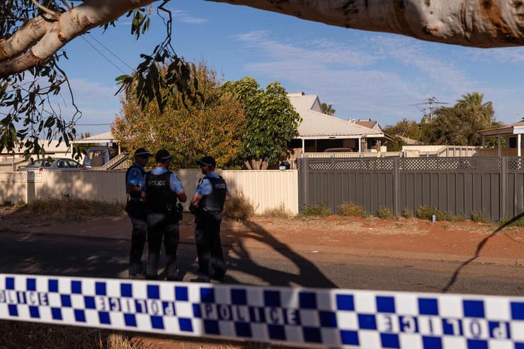 משטרה שוטרים ליד הבית שבו נמצאה הילדה קלאו סמית ב קרנרבון מערב אוסטרליה