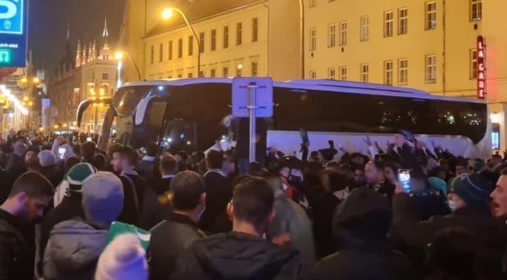 אוהדי מכבי חיפה עם אוטובוס הקבוצה בפראג