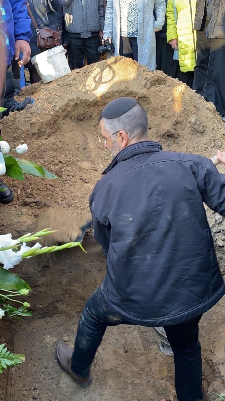 הרב שלום מלול מניח עפר על קברו של הרב יעקב צבי (הרש) גרינר