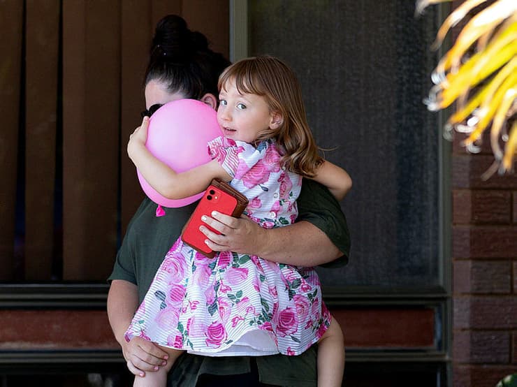 אוסטרליה הילדה החטופה קלאו סמית סמית' עם אמה