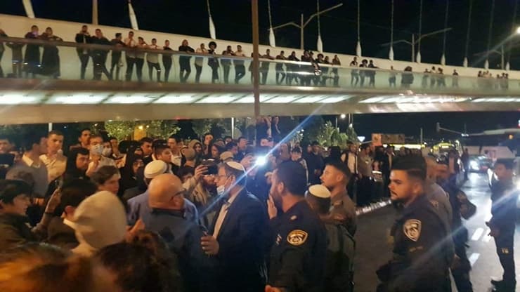 מפגינים בירושלים במחאה על מותו של אהוביה סנדק ז"ל