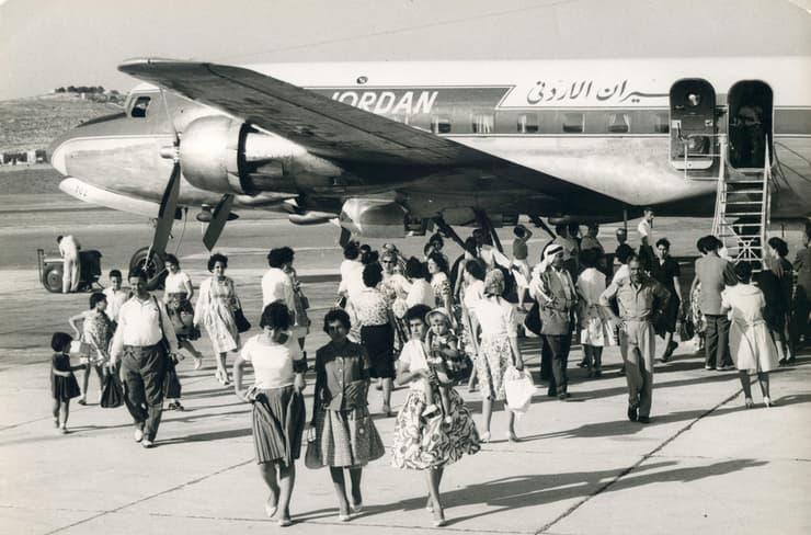 צליינים נוחתים בשדה התעופה בשנות ה-60