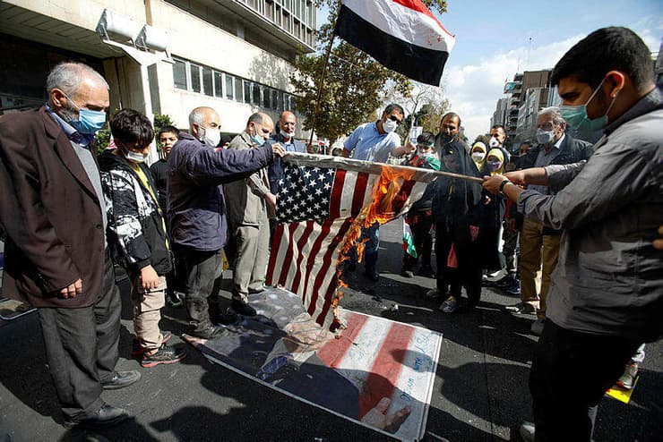 איראן טהרן יום השנה ל השתלטות על שגרירות ארה"ב שורפים דגלי ארה"ב ישראל 