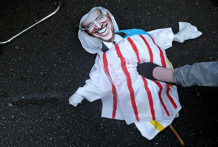 איראן טהרן יום השנה ל השתלטות על שגרירות ארה"ב שורפים דגלי ארה"ב ישראל ג'ו ביידן