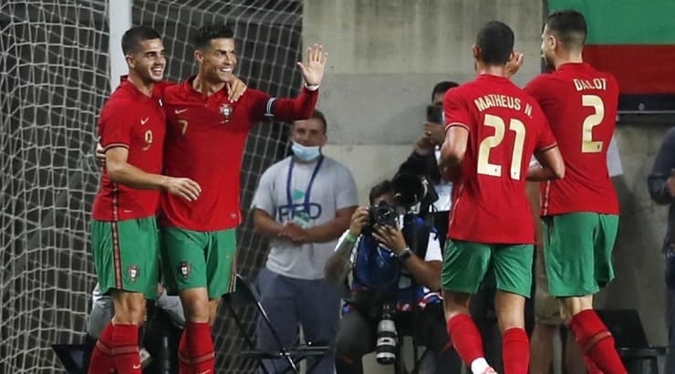 כריסטיאנו רונאלדו חוגג עם שחקני נבחרת פורטוגל