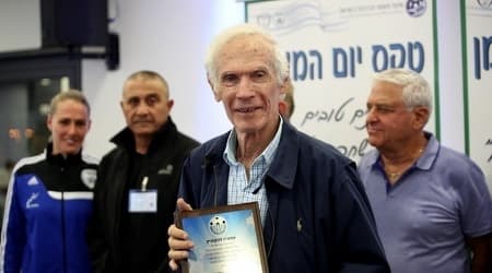 אמציה לבקוביץ' מקבל תשורה מאיגוד המאמנים (אחמד מוררה) אמציה לבקוביץ' מקבל תשורה מאיגוד המאמנים