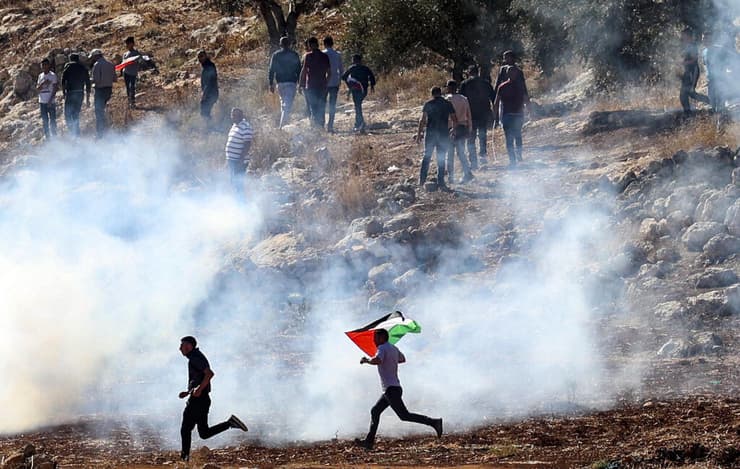 עימותים בין פלסטינים לחיילי צה''ל סמוך לשכם