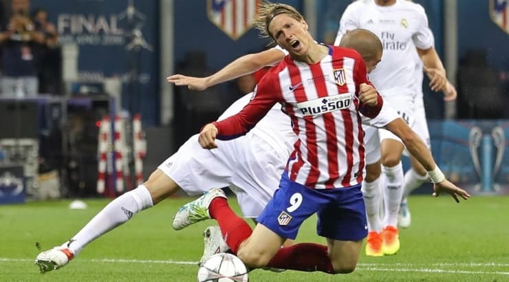 פפה מכשיל את פרננדו טורס (רויטרס) פפה מכשיל את פרננדו טורס