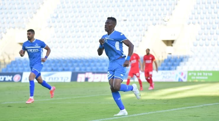 פיטר אוניקצ'י חוגג