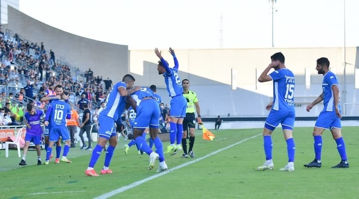 שחקני הפועל פתח תקווה חוגגים עם פיטר אוניקצ'י