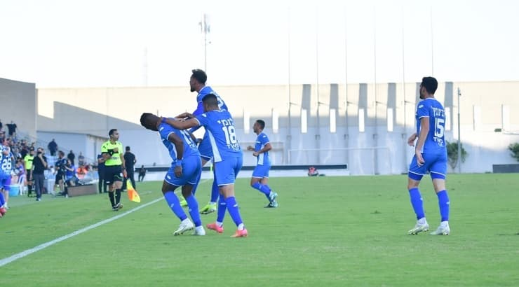 שחקני הפועל פתח תקווה חוגגים עם פיטר אוניקצ'י