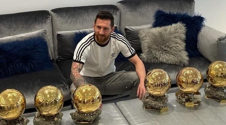 ליאו מסי עם כדורי הזהב שלו