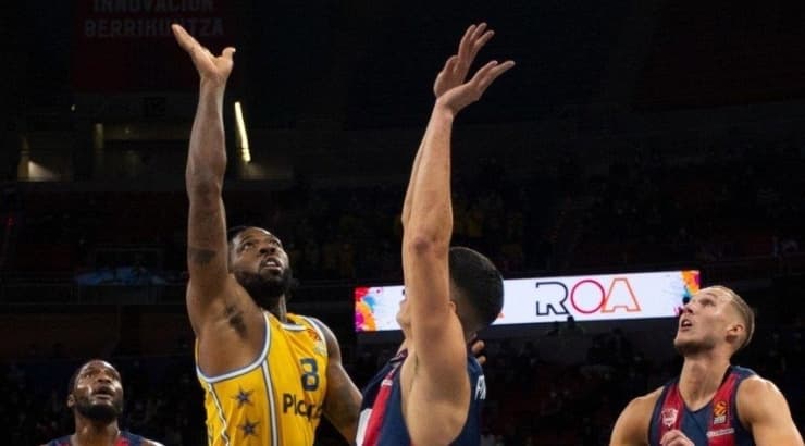 ריינולדס עולה לסל