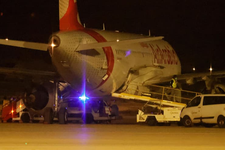 ספרד נמל תעופה פלמה דה מיורקה קבוצת נוסעים מ מרוקו ברחו מ מטוס מסתננים מהגרים המטוס שנחת נחיתת חירום