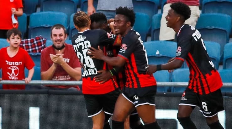 שחקני ירושלים חוגגים עם וויליאם אגאדה (אורן בן חקון) שחקני ירושלים חוגגים עם וויליאם אגאדה