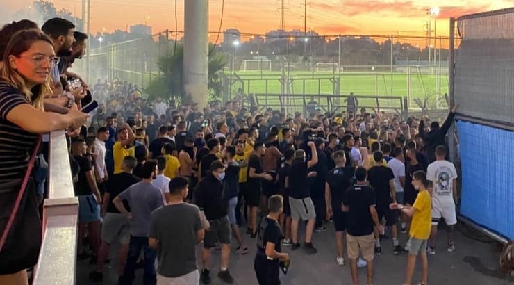 אוהדי מכבי ת"א בקריית שלום (רדאד ג'בארה) אוהדי מכבי ת"א בקריית שלום