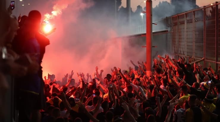 אוהדי מכבי בטירוף לפני הדרבי (רדאד ג'בארה) אוהדי מכבי בטירוף לפני הדרבי