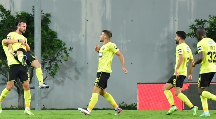 שחקני בית"ר חוגגים עם ינקוביץ' (חגי מיכאלי) שחקני בית"ר חוגגים עם ינקוביץ'