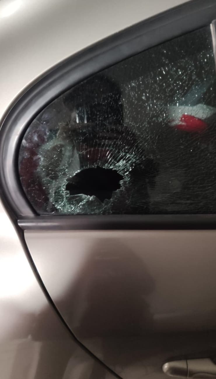 חלון רכב שבור