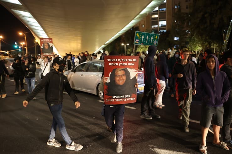 מחאה על מותו של אהוביה סנדק בגשר המיתרים בירושלים